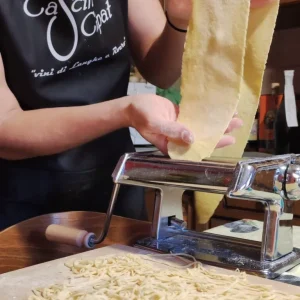 Impasta i Tajarin e degusta il vino del Roero